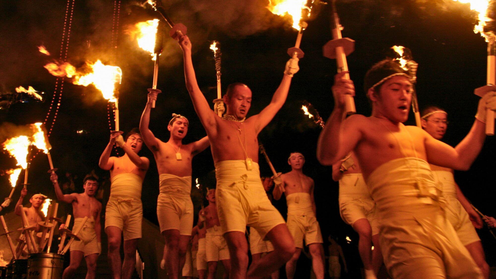 【どんど祭り】月岡温泉の冬の風物詩！約100名のランナーが松明をもって温泉街を駆け抜けます。