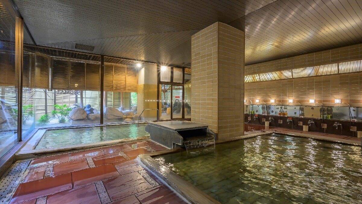 【庭園大浴場】沸かし湯を使用した大浴場。お肌が敏感な方やお子様でも安心してご入浴いただけます