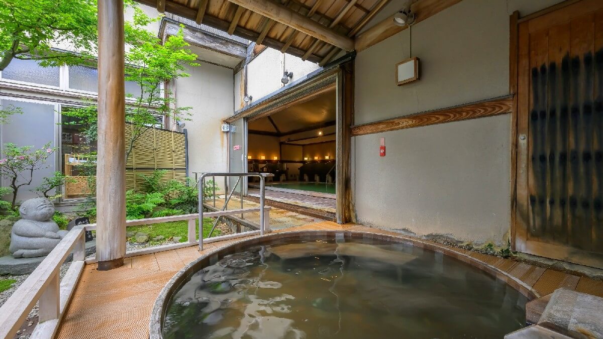 【月岡湯香炉】硫黄と檜の香りが漂う内風呂と、京風庭園を望む露天風呂があります。