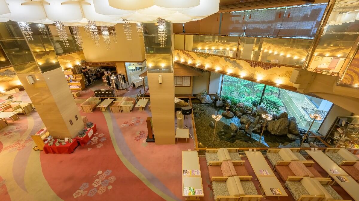 【ロビーラウンジ】月岡温泉ホテル清風苑へようこそ！旅の余韻を語らう、和みのロビーラウンジ。