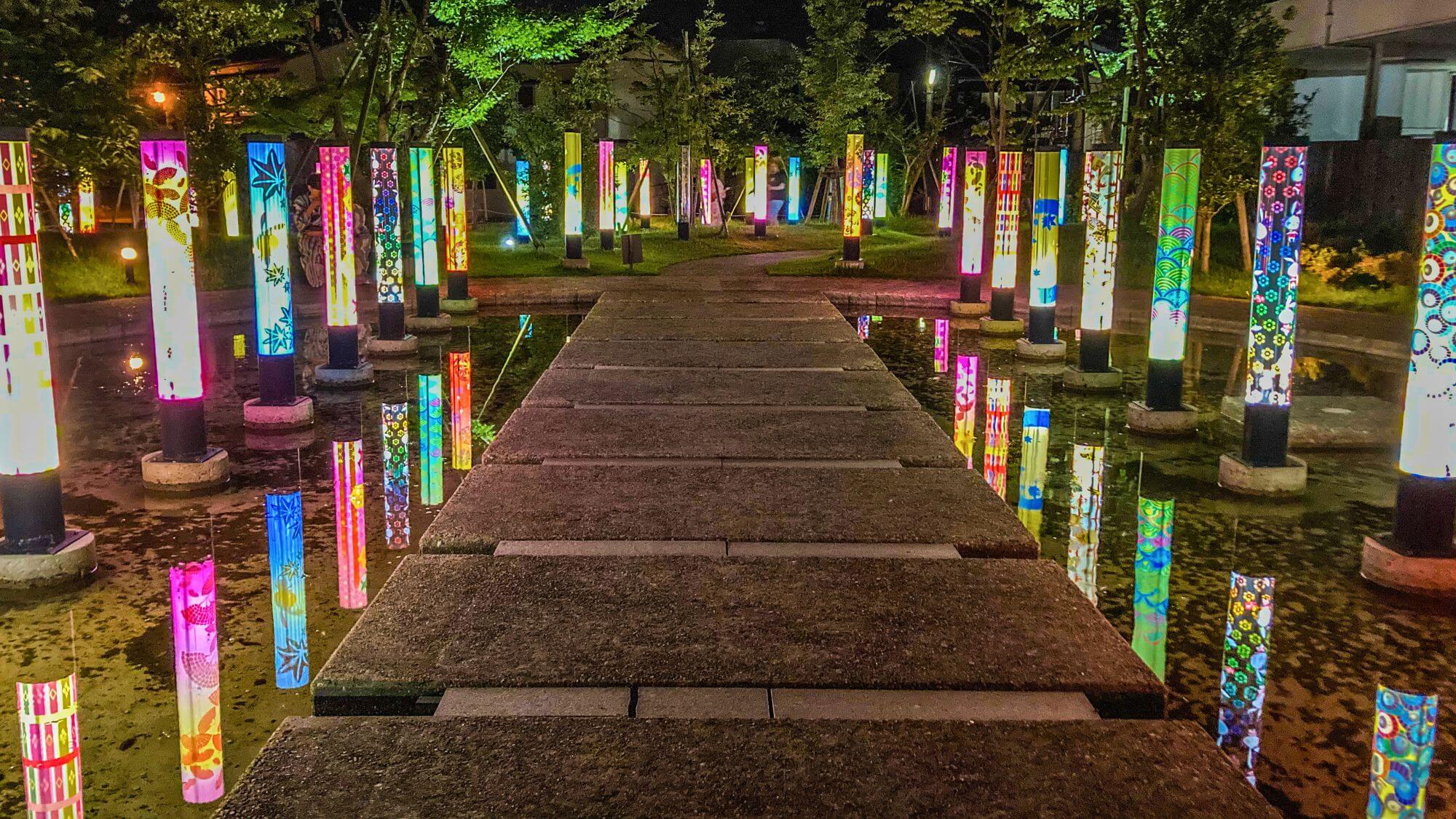 【月あかりの庭】徒歩3分。月岡温泉イチオシの夜散歩スポット。ライトアップされた行灯柱が幻想的です。