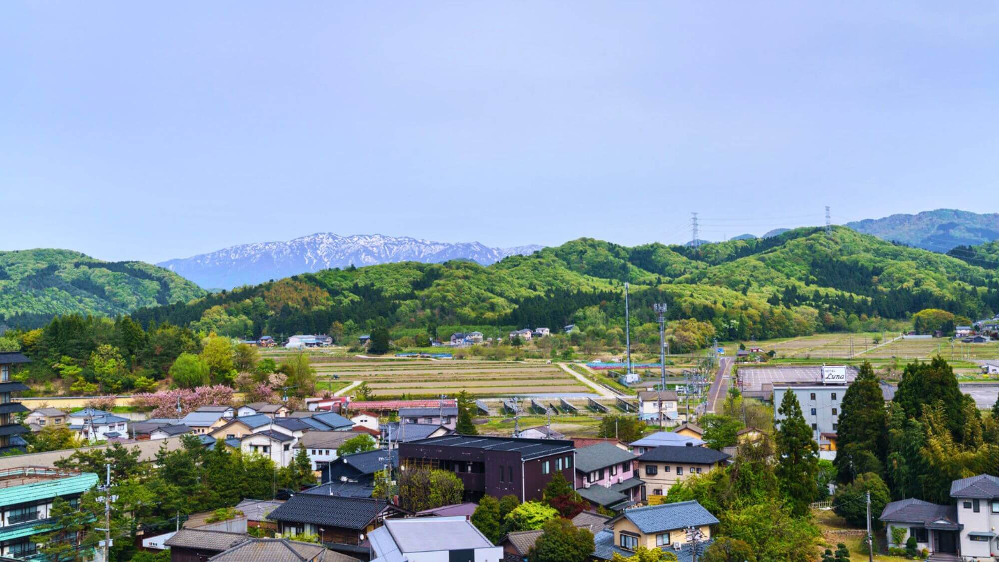 山々と月岡温泉街を一望する絶景