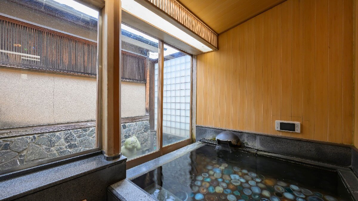 【貸切風呂 旅平】湯けむり三兄弟「旅平」が見守るめのう風呂です。2～3名様対応（有料・予約制）