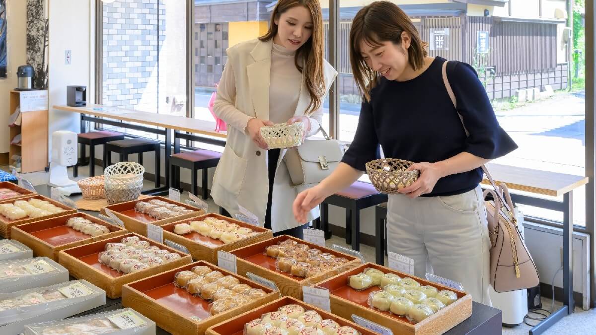 【月岡饅頭まるまた】徒歩4分。薄皮の生地にしっとりあんこが特徴。街歩きのお供やお土産にぴったりです！