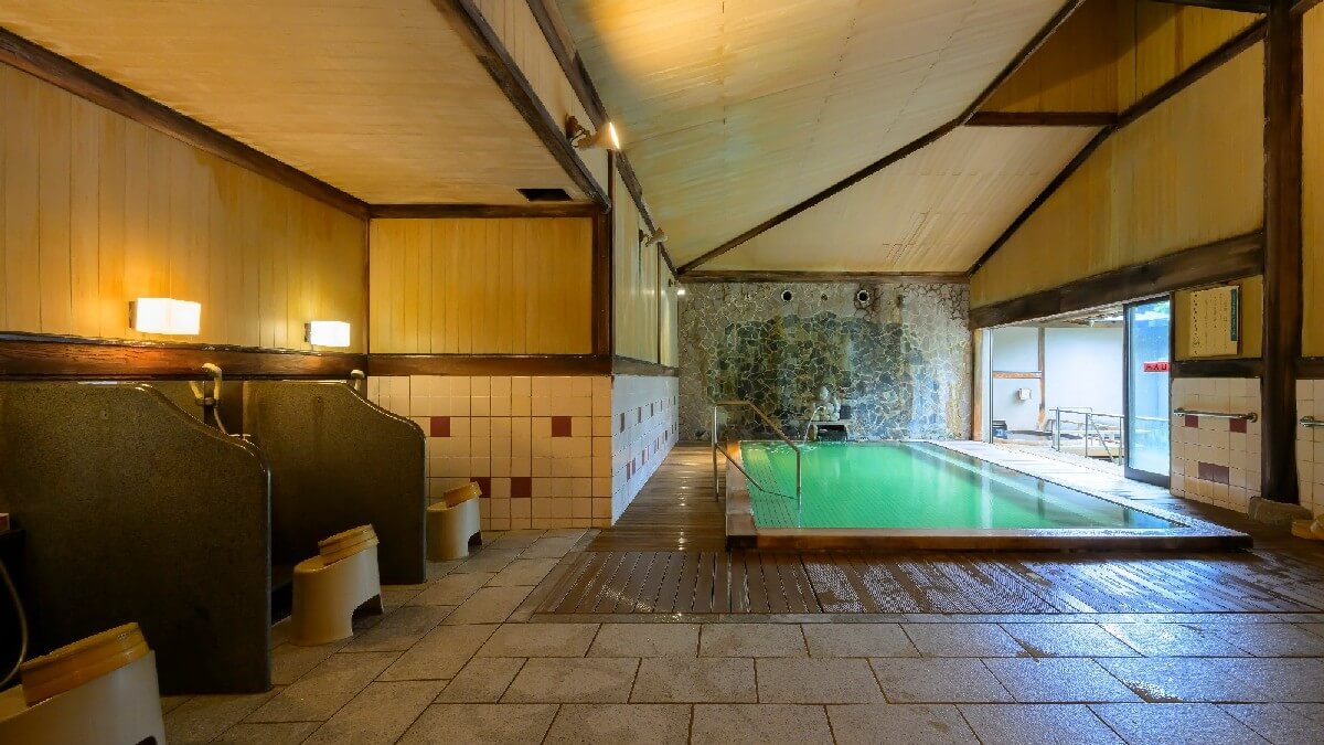 【月岡湯香炉】全国有数の硫黄含有量を誇るエメラルドグリーンの温泉。