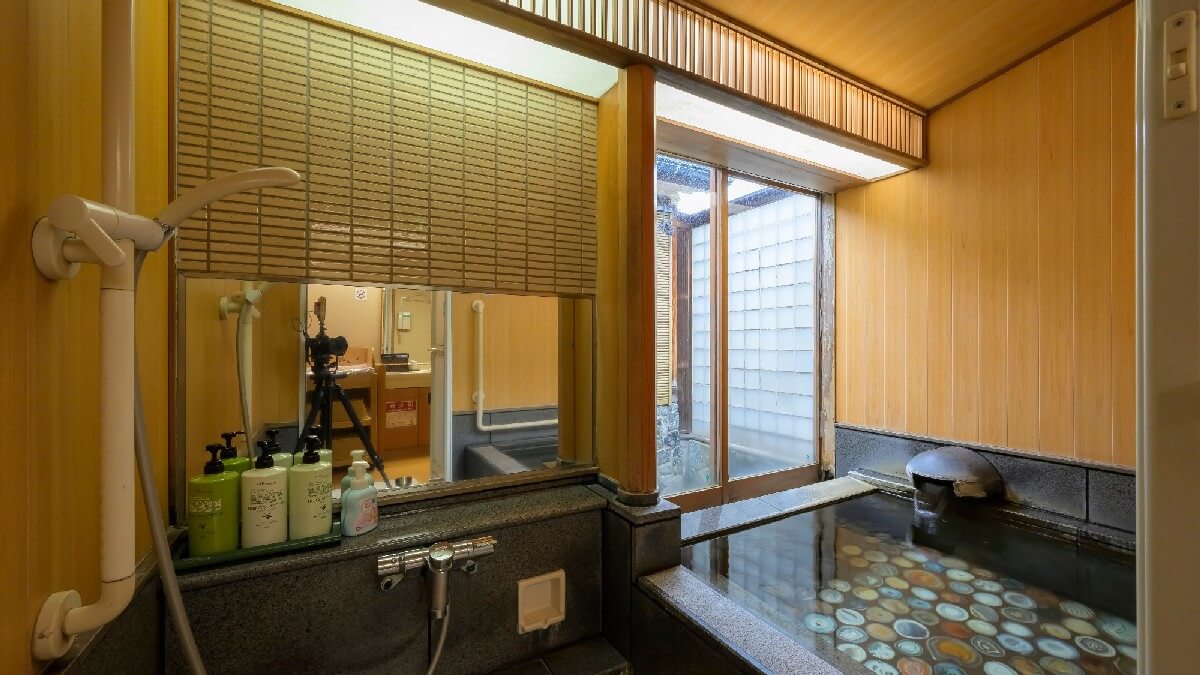 【貸切風呂 宿六】湯けむり三兄弟「宿六」が見守るめのう風呂です。2～3名様対応（有料・予約制）