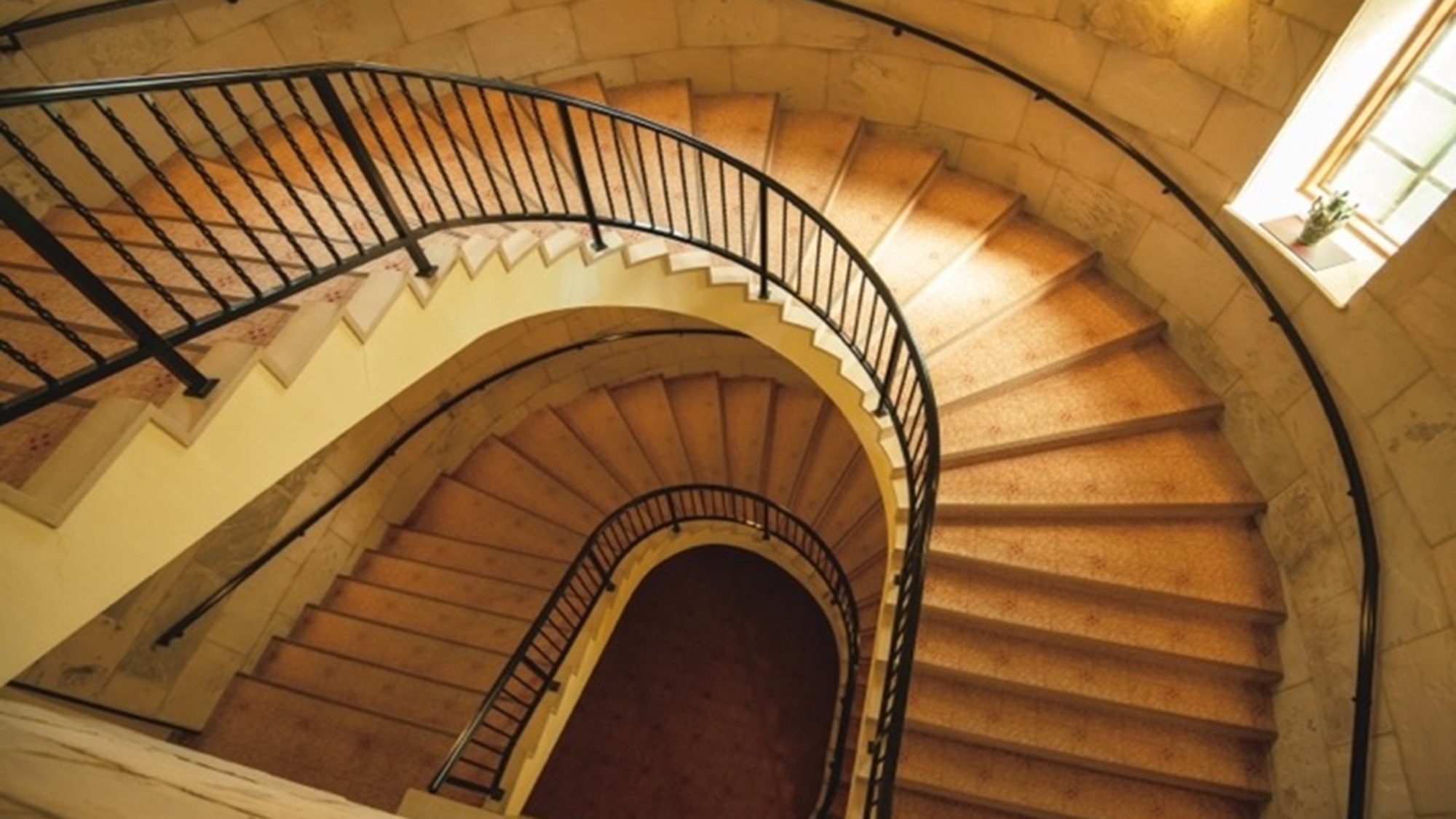 【館内】レトロな雰囲気を楽しめるロビーの階段