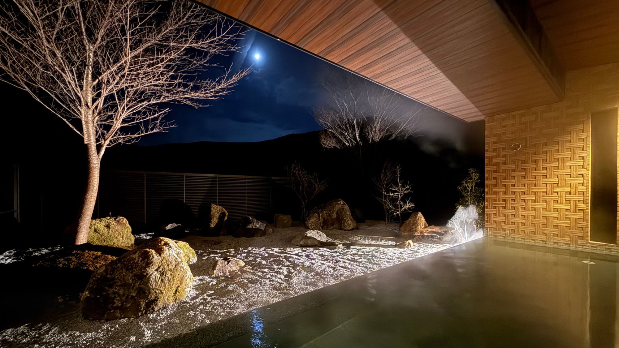 【露天風呂・夜】夜の露天風呂で非日常なひとときを。天気が良く日には星や月を眺めることもできます。