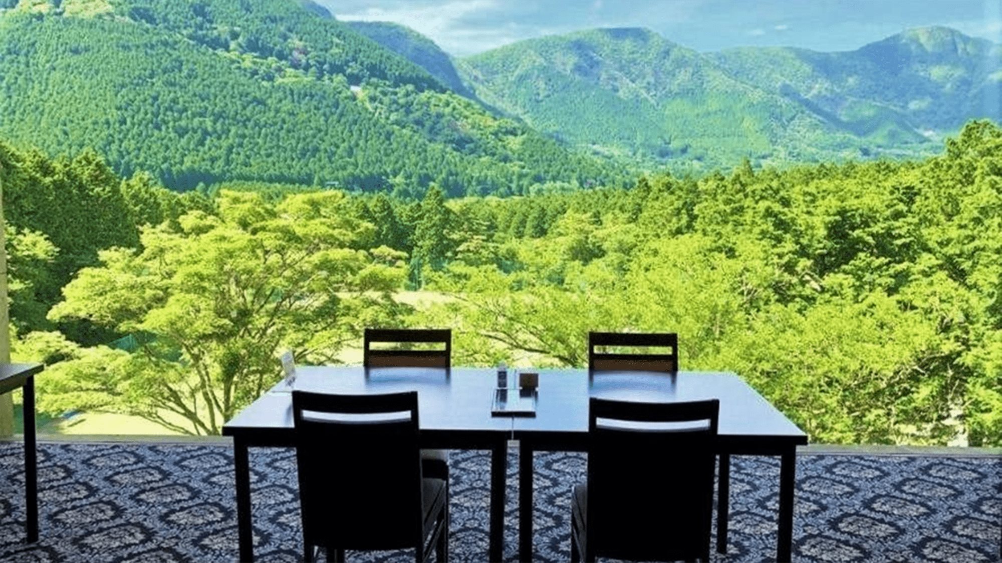 レストラン「グリル」　窓外に箱根外輪山の雄大な自然を望む西洋料理レストラン