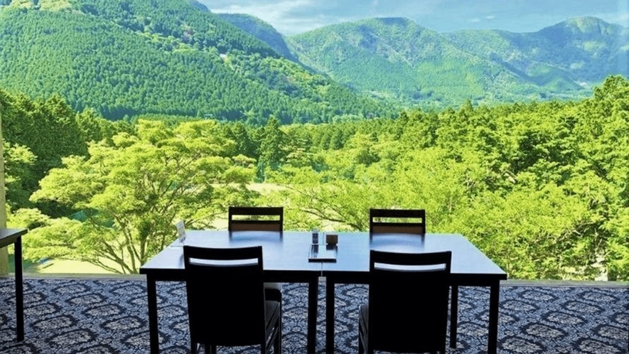 【グリル】窓外に箱根外輪山の雄大な自然を望むレストラン