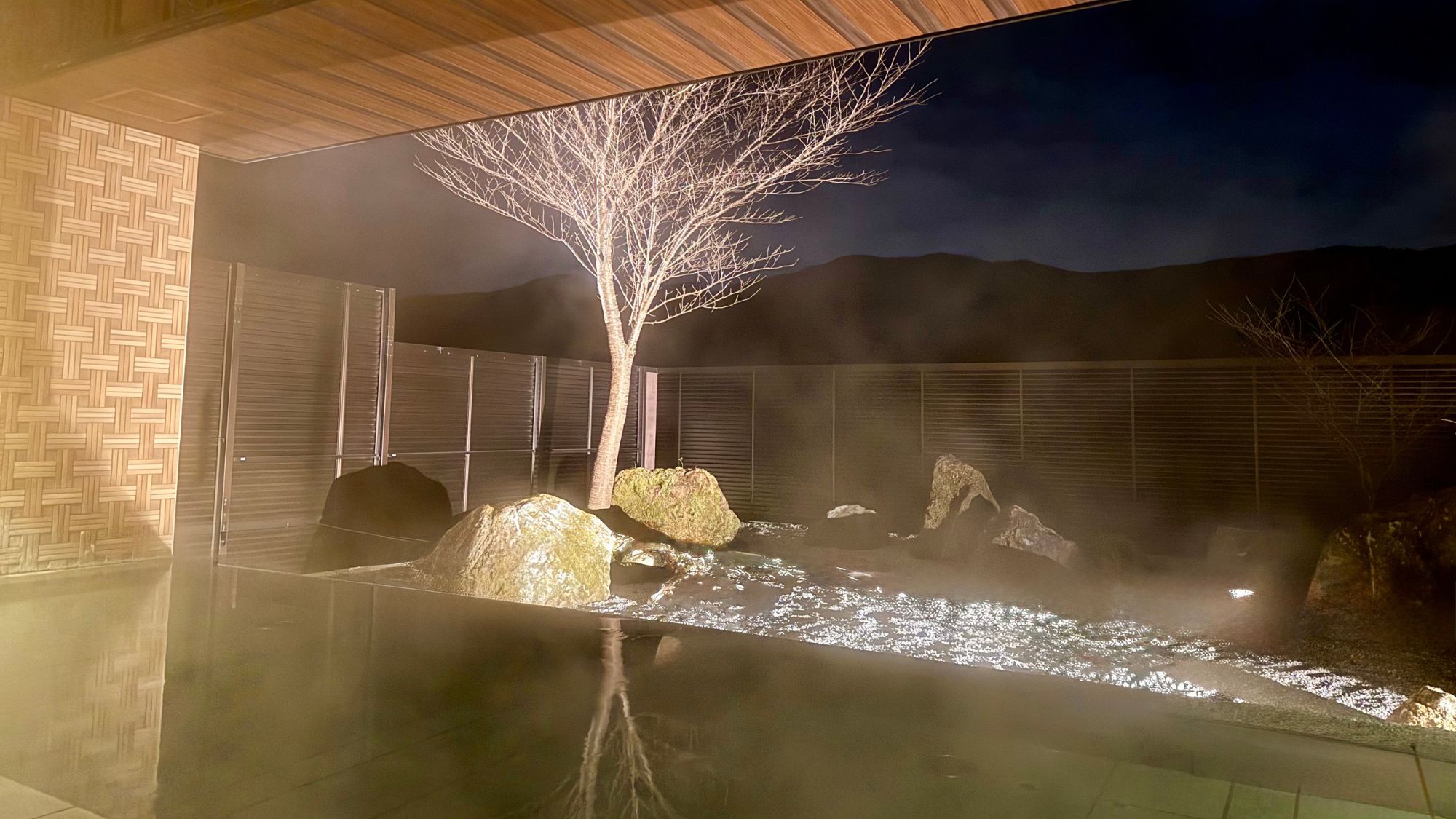 【露天風呂・夜】夜の露天風呂で非日常なひとときを。天気が良く日には星や月を眺めることもできます。