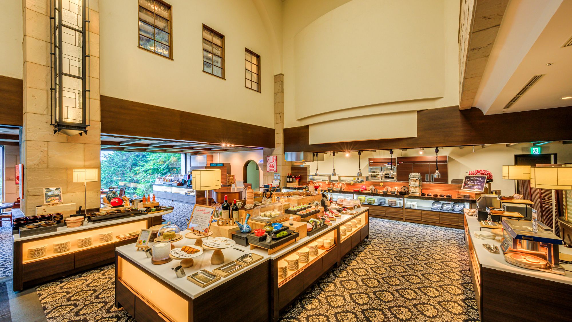 レストラン「グリル」　窓外に箱根外輪山の雄大な自然を望む西洋料理レストラン