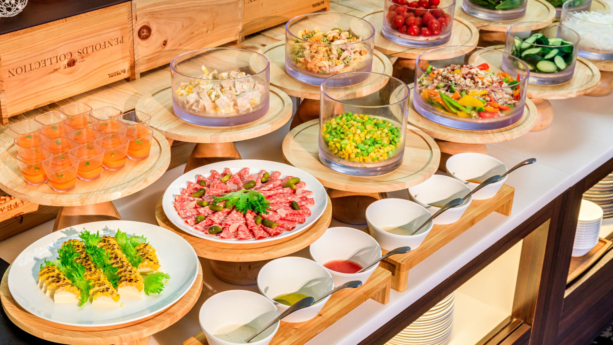 グリル夕食「選べるメインとサイドメニューブッフェ」（オードブル・サラダ）