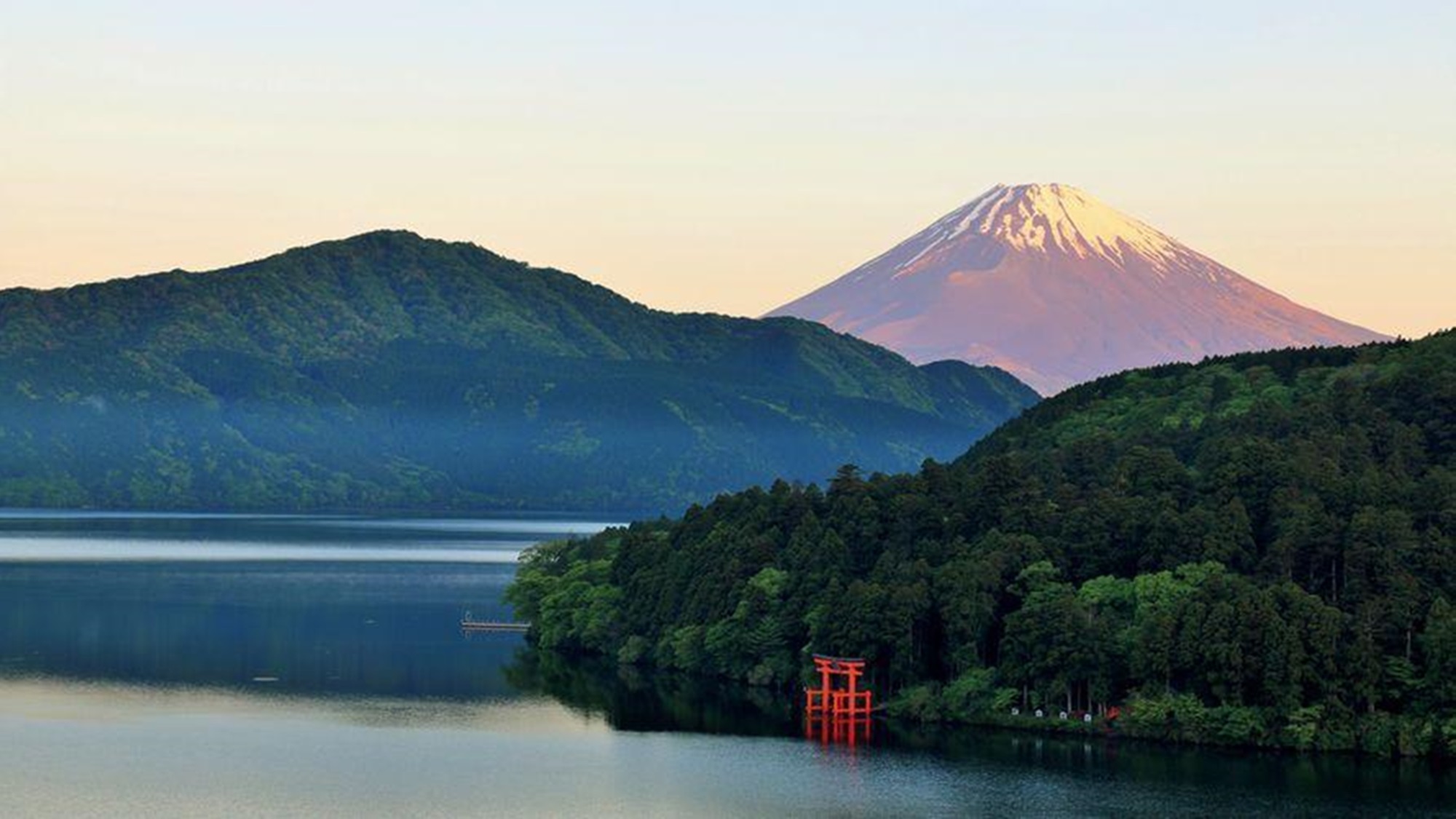 【芦ノ湖】西に富士山を臨み、箱根火山のカルデラ湖。