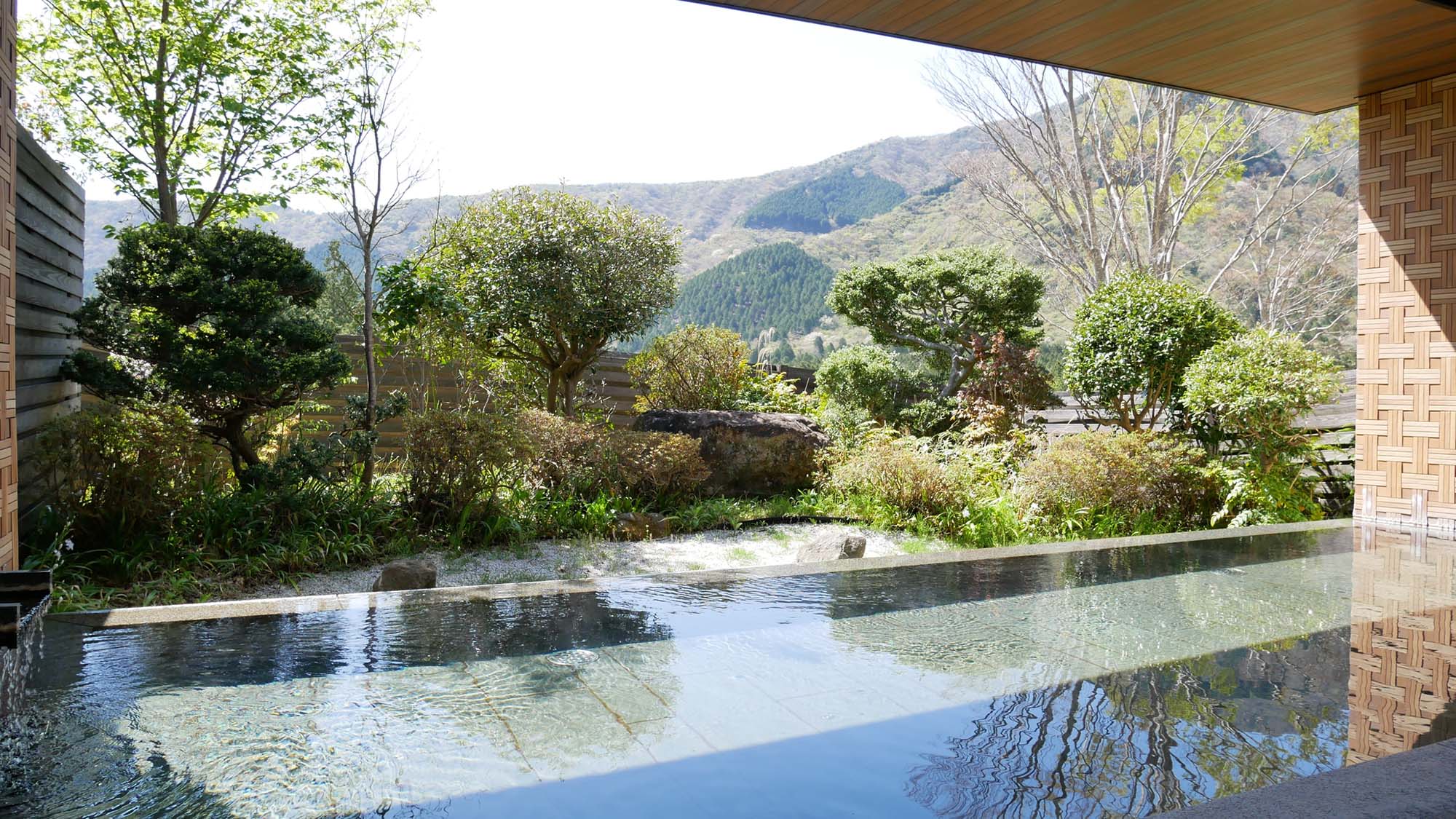【露天風呂・昼】箱根外輪山を望む　温泉露天風呂