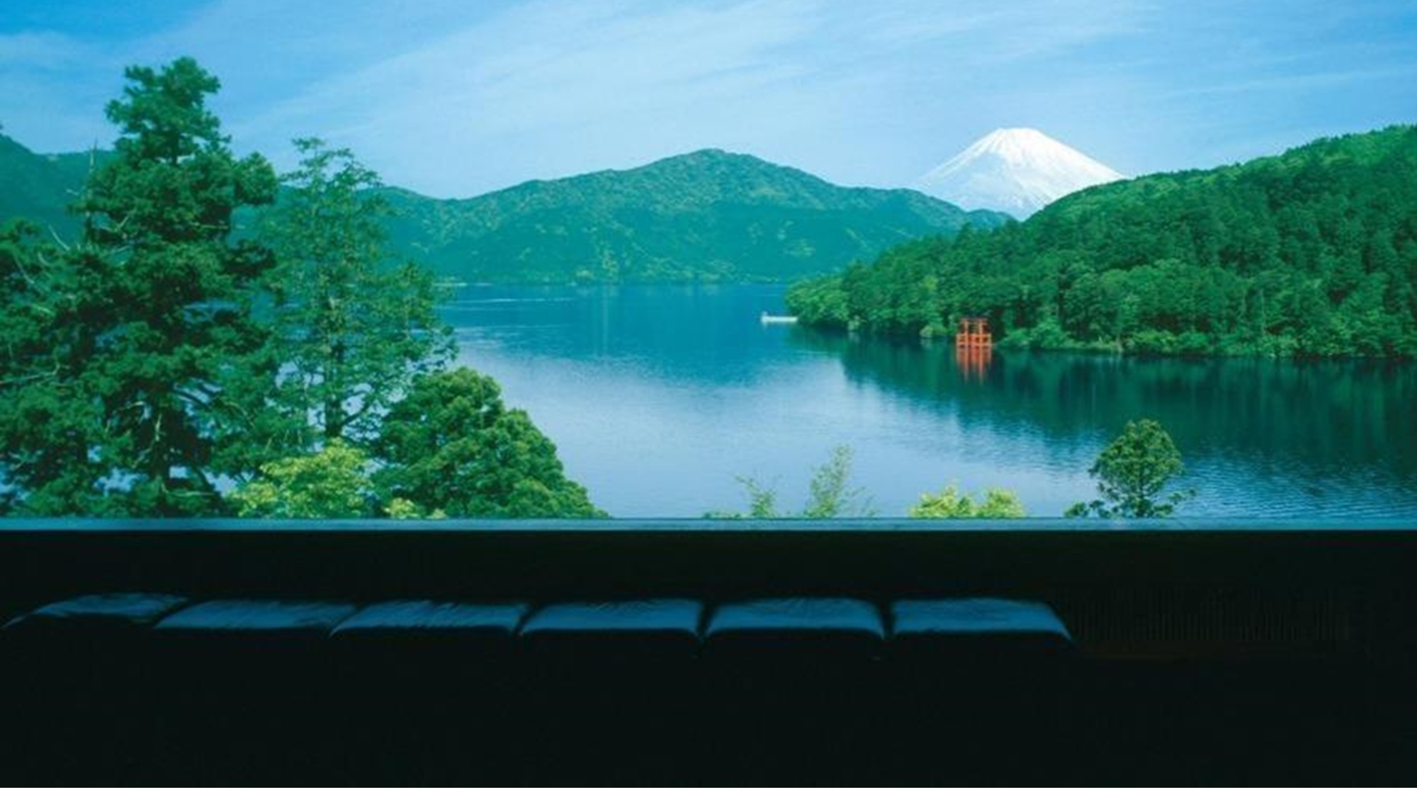 【箱根　芦ノ湖　成川美術館】展望ラウンジ・カフェから見える芦ノ湖・富士山の景観が絶景。ホテルから車で