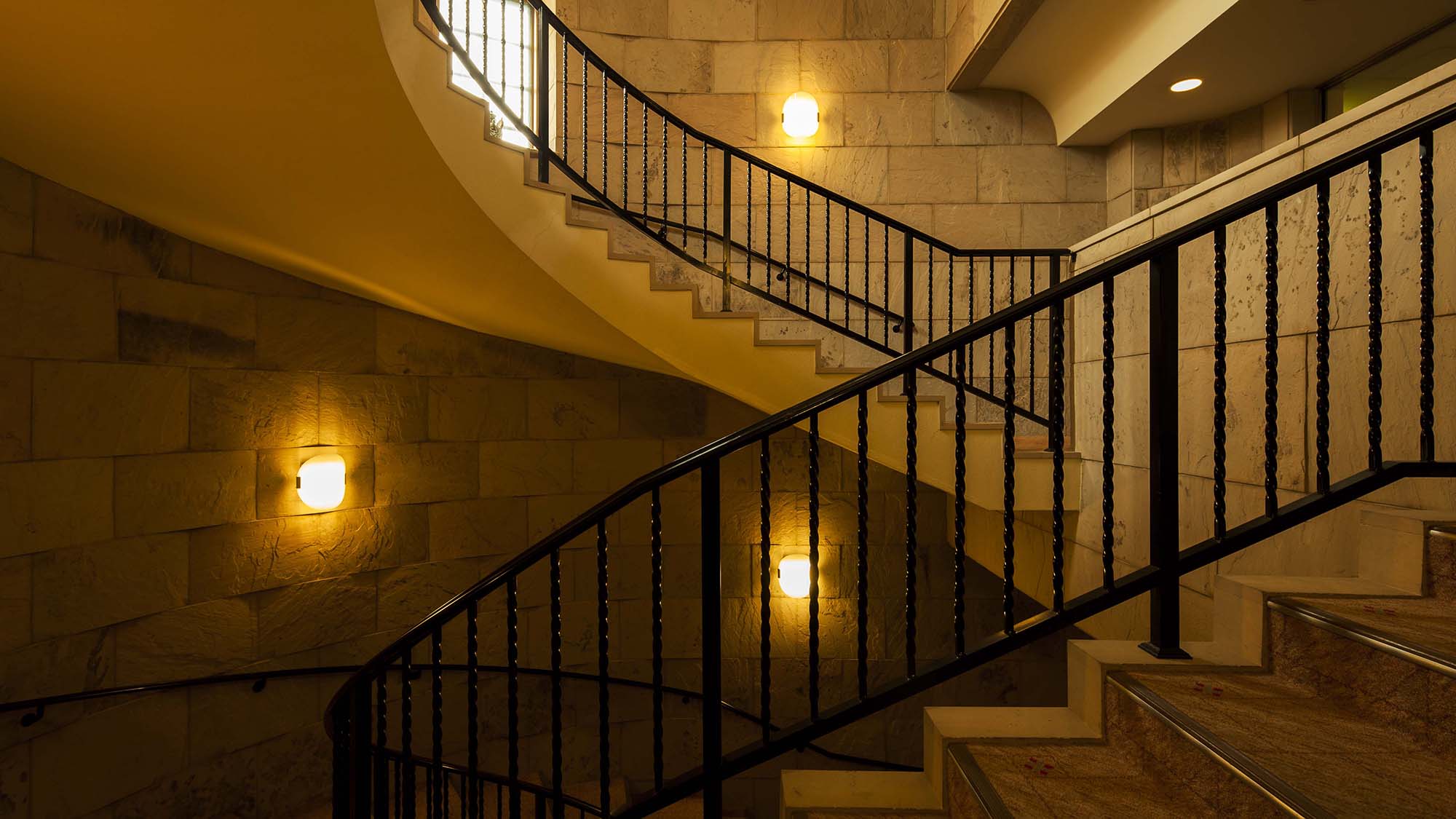 【館内】レトロな雰囲気を楽しめるロビーの階段
