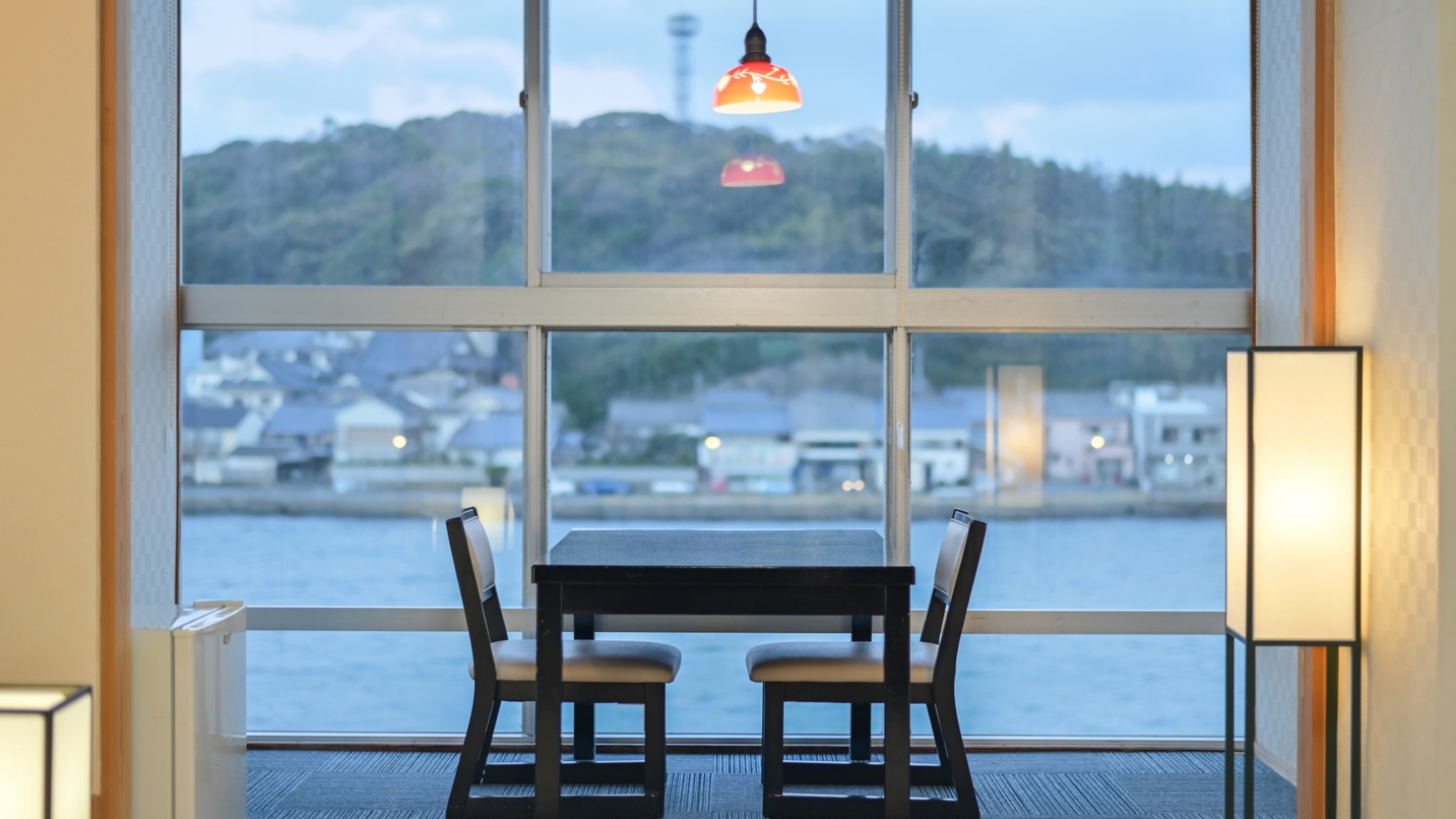 新館海側和室_海を眺めながらお部屋でお食事が可能です