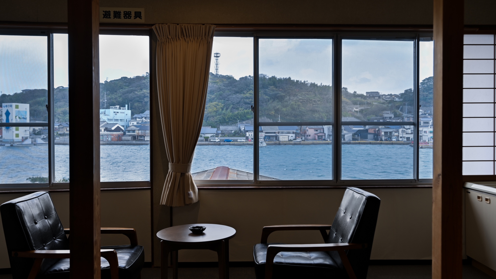 木造海側和室_部屋からの海と山の眺望