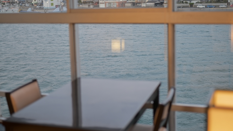 新館海側和室_海を眺めながらお部屋でお食事が可能です