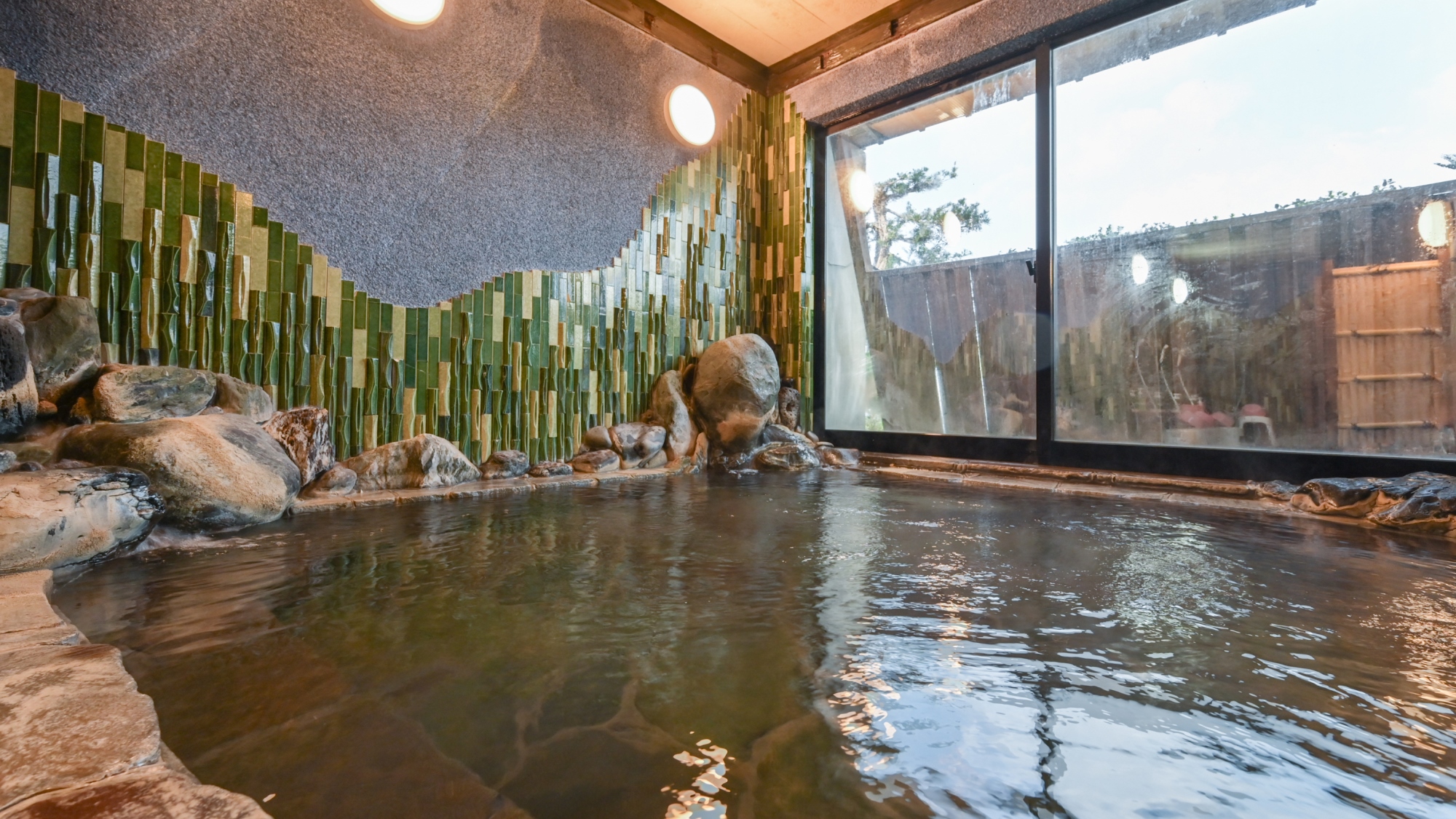 石敷きの風情ある大浴場（女湯）