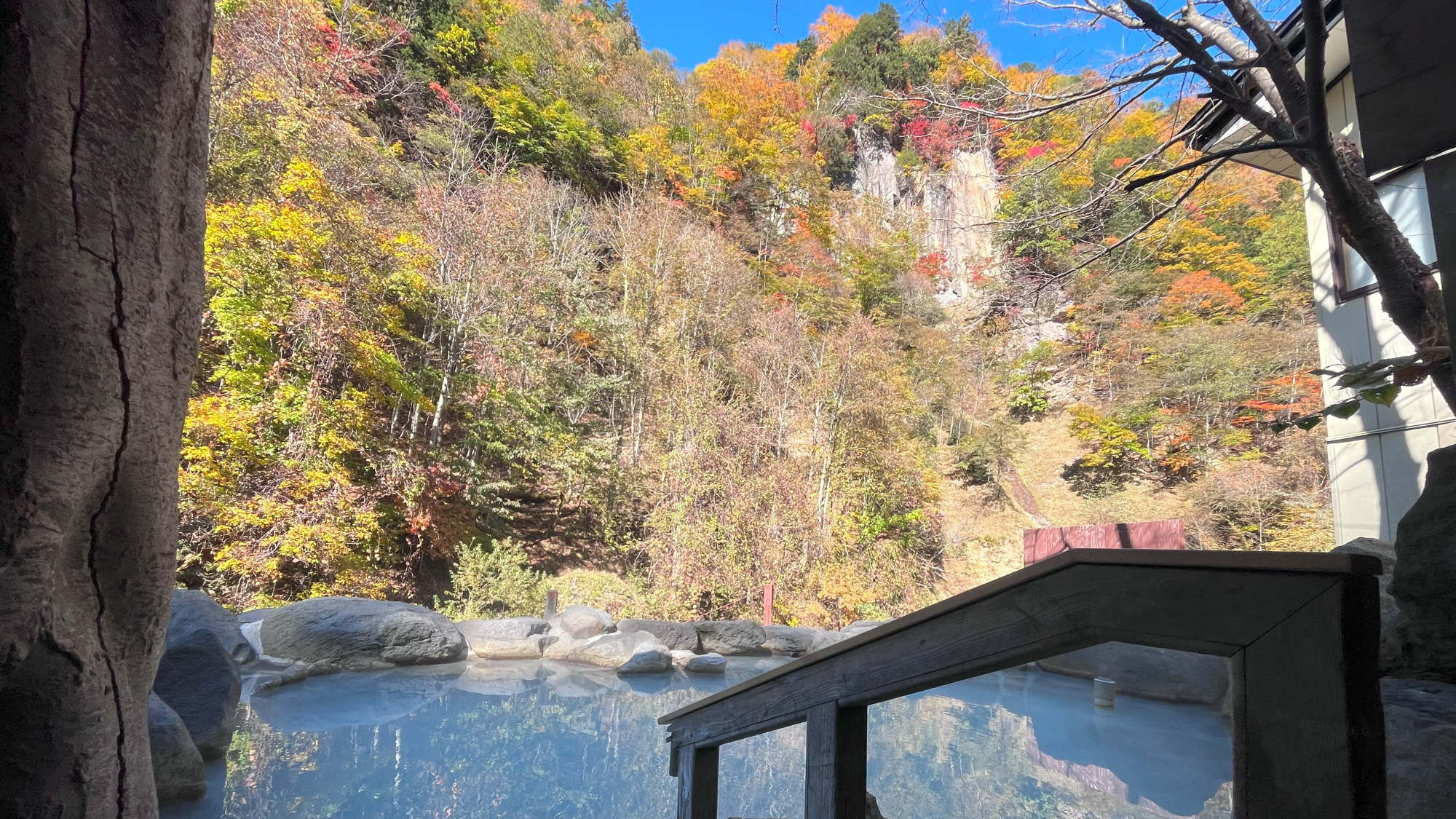 【露天風呂】紅葉は例年10月２０日前後が見ごろです。気候により前後します。