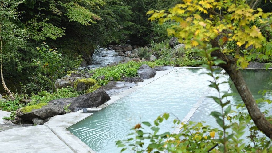 【プール】夏季限定で開放する「温泉プール」。水着着用でお楽しみください　※イメージ
