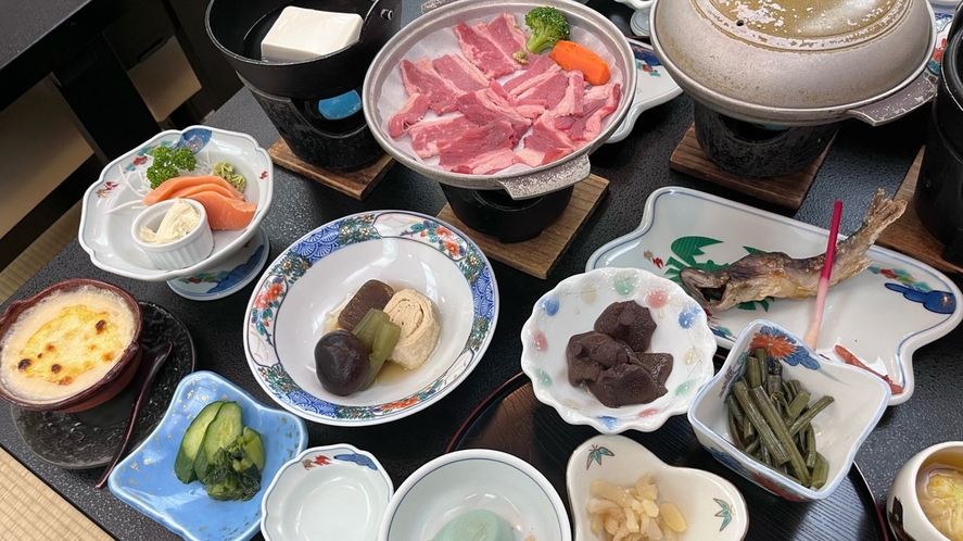 【ご夕食】山菜と川魚膳　※ある日の一例です