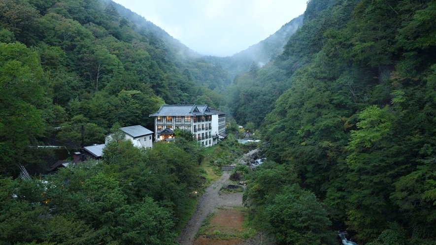 【外観】 一般車両の入れない山深い場所に建つ旅館です