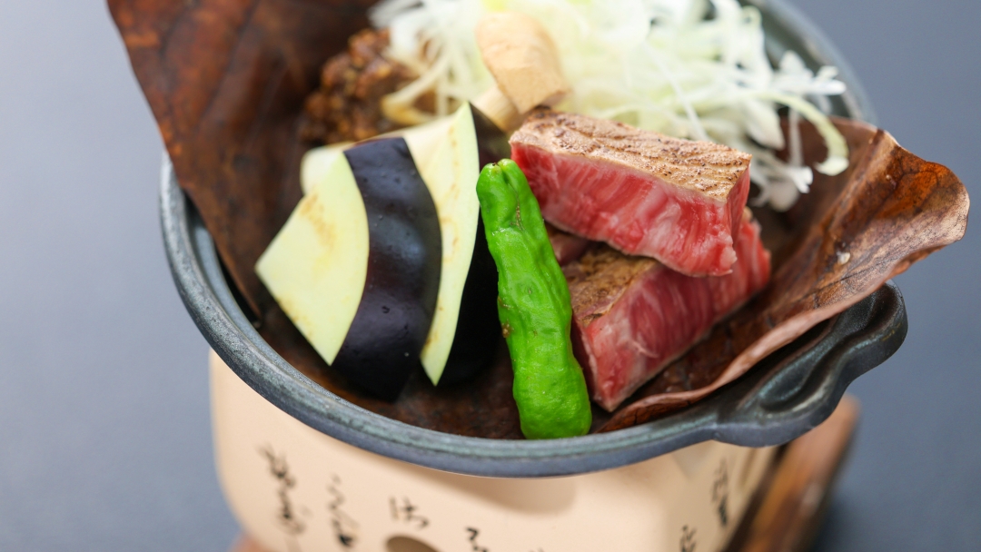 越後牛と越の丸茄子の朴葉味噌焼き