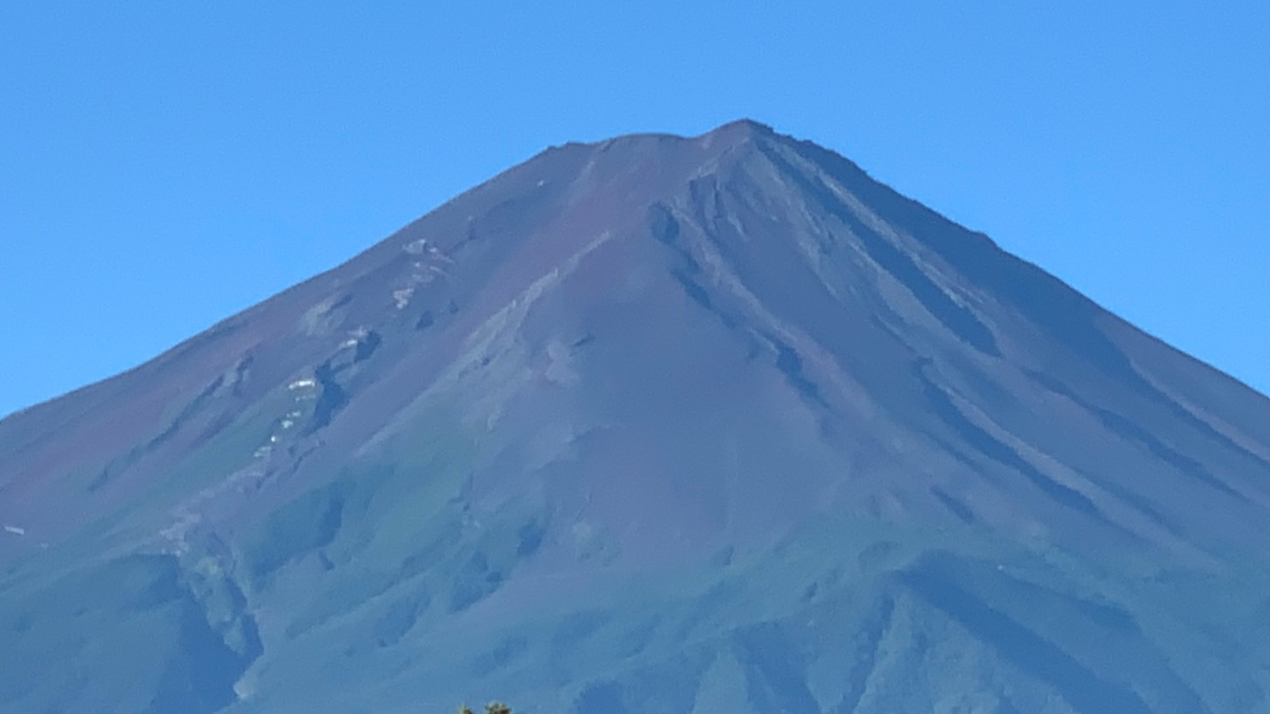 大池から見える大きな富士山　季節によって顔が変わります。　日本一の大きさを感じさせてくれる距離感。