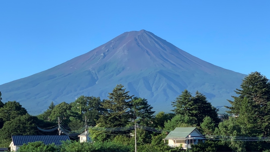 大池から見える大きな富士山　季節によって顔が変わります。　日本一の大きさを感じさせてくれる距離感。