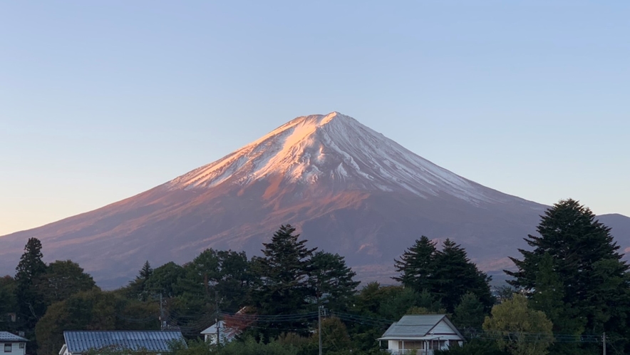 大池から見える大きな富士山　季節によって顔が変わります。　日本一の大きさを感じさせてくれる距離感。