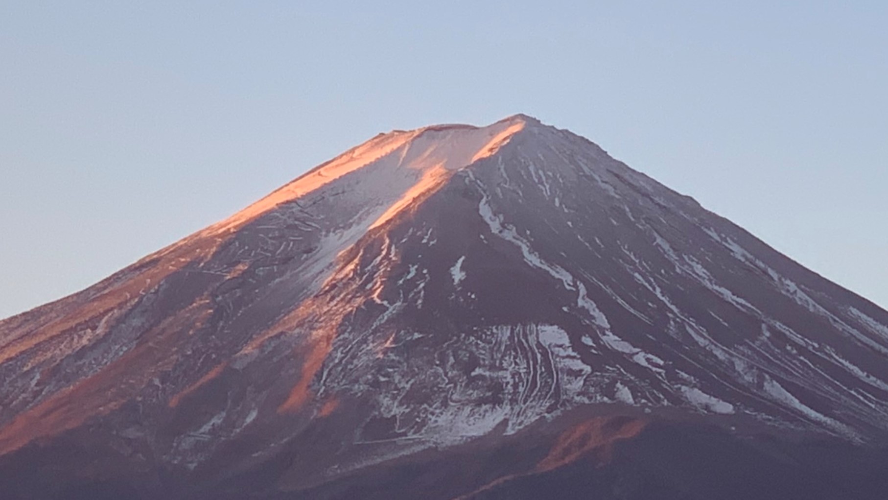 大池から見える大きな富士山　季節によって顔が変わります。　日本一の大きさを感じさせてくれる距離感。