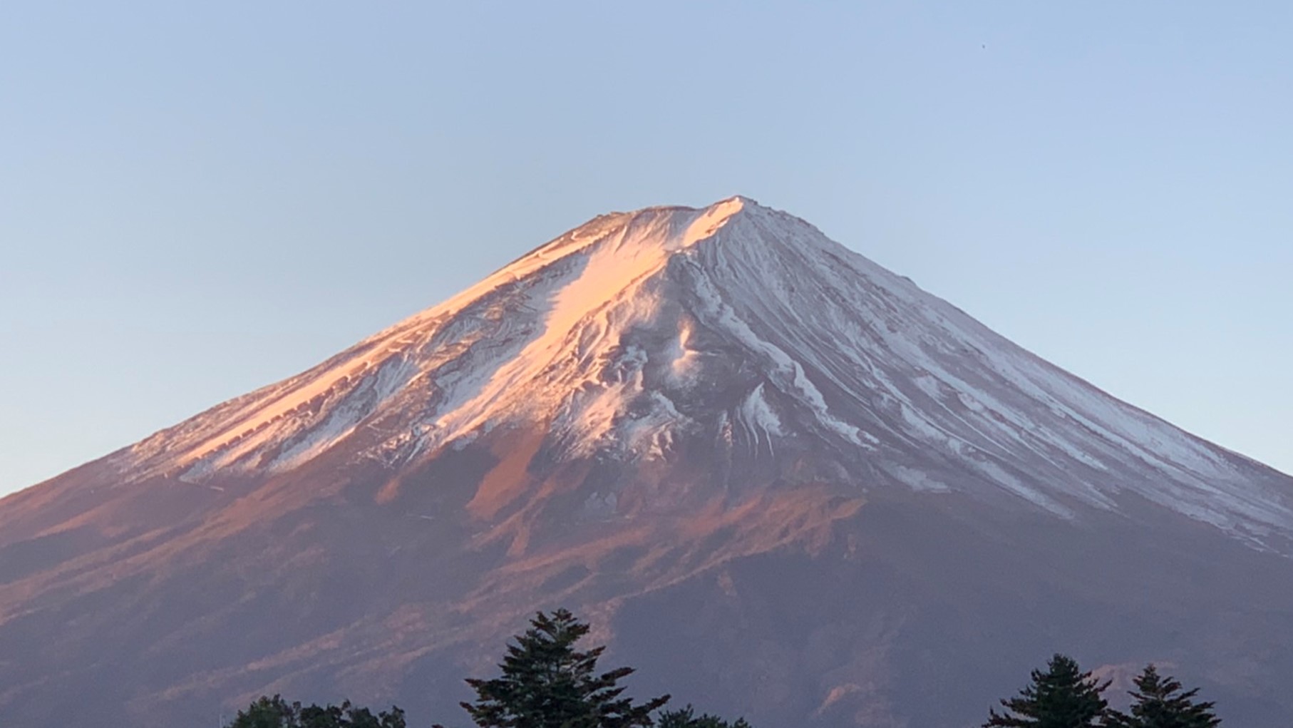 大池から見える大きな富士山　季節によって顔が変わります。　日本一の大きさを感じさせてくれる距離感。