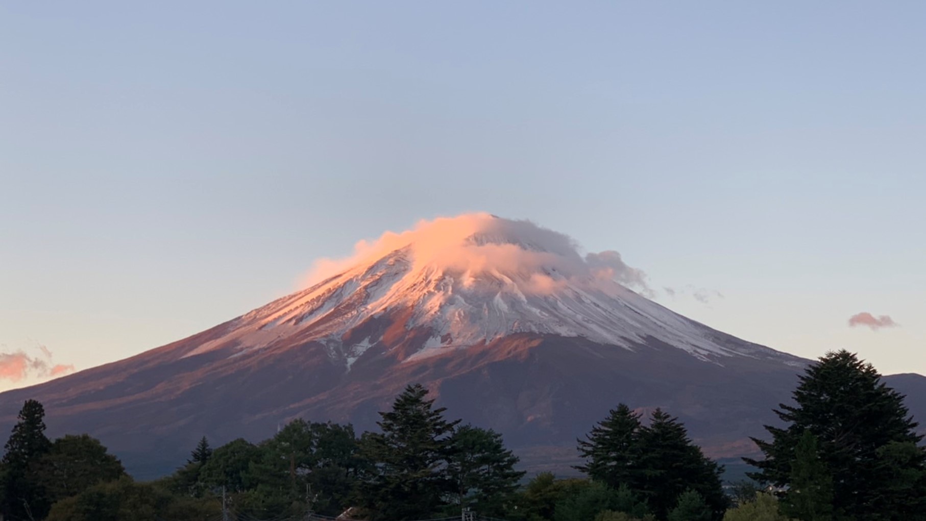 大池から見える大きな富士山　季節によって顔が変わります。　日本一の大きさを感じさせてくれる距離感。