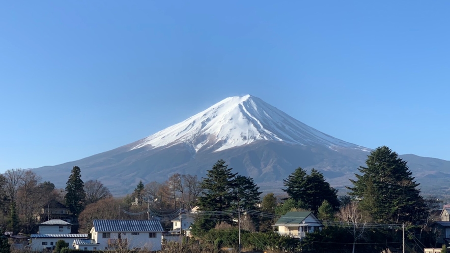大池から見える大きな富士山　季節によって顔が変わります。　日本一の大きさを感じさせてくれる距離感。
