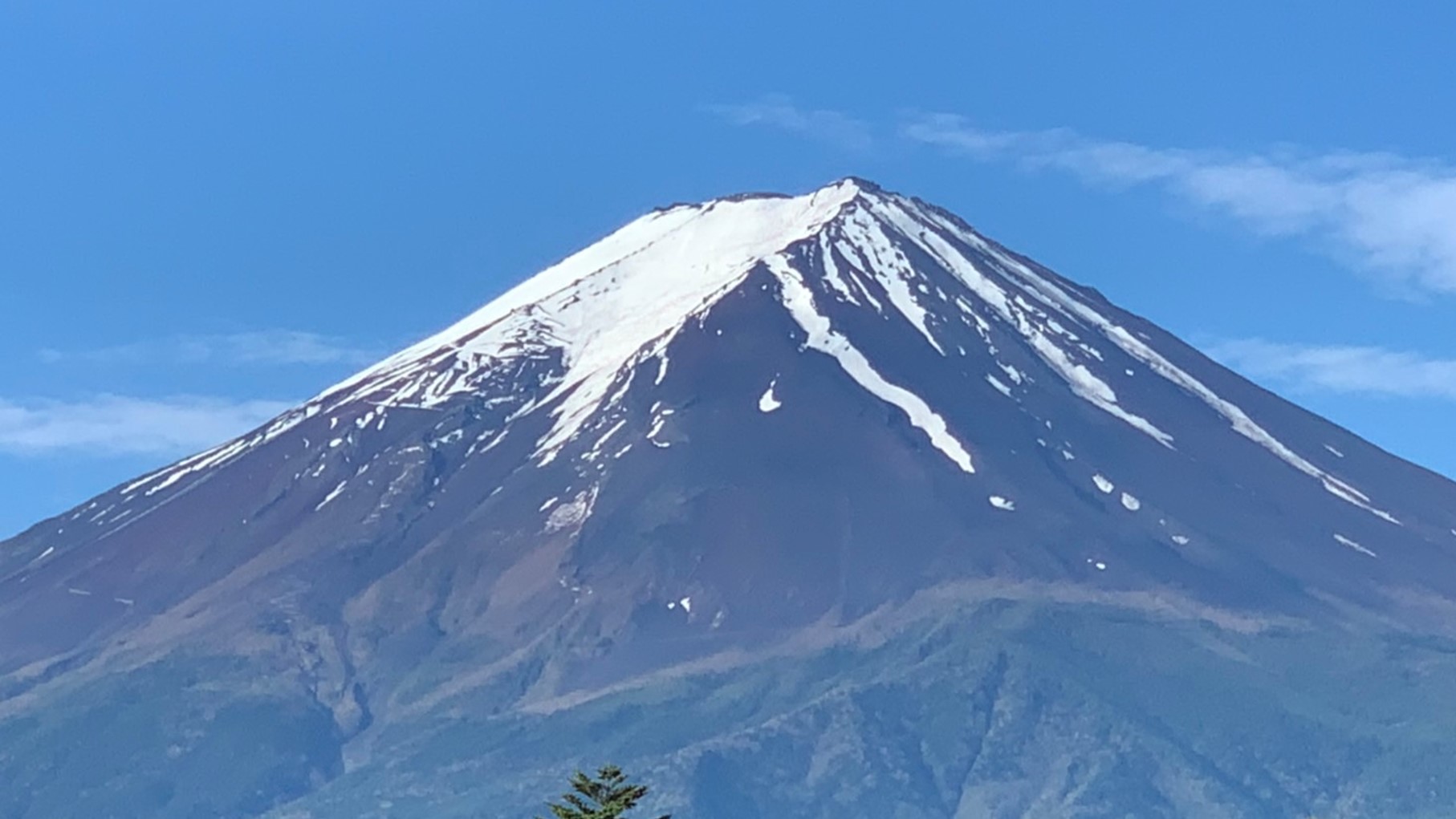 大池から見える大きな富士山　季節によって顔が変わります。　日本一の大きさを感じさせてくれる距離感。