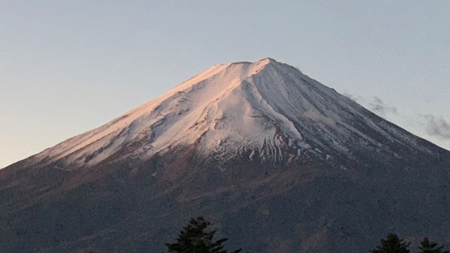 大池から見える大きな富士山　季節によって顔が変わります。　日本一の大きさを感じさせてくれる距離感。