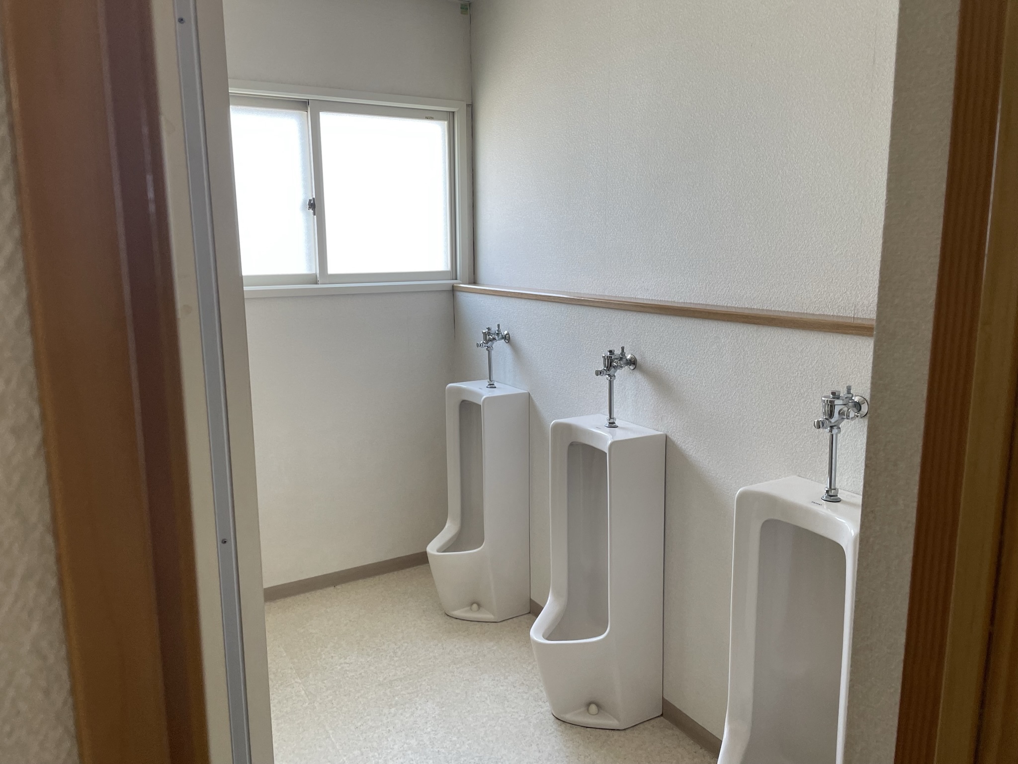 男性トイレ　１、２階和式になります。
