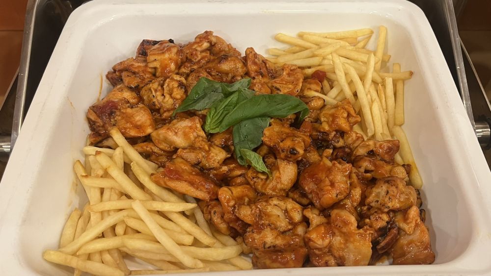 朝食【メニュー例:チキントマト煮】