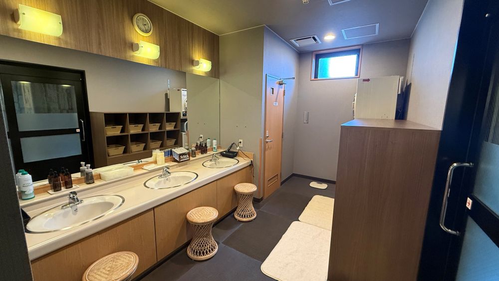 男性大浴場脱衣場①