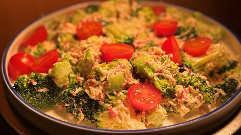 朝食【メニュー例:ブロッコリーのカニカマ和え】