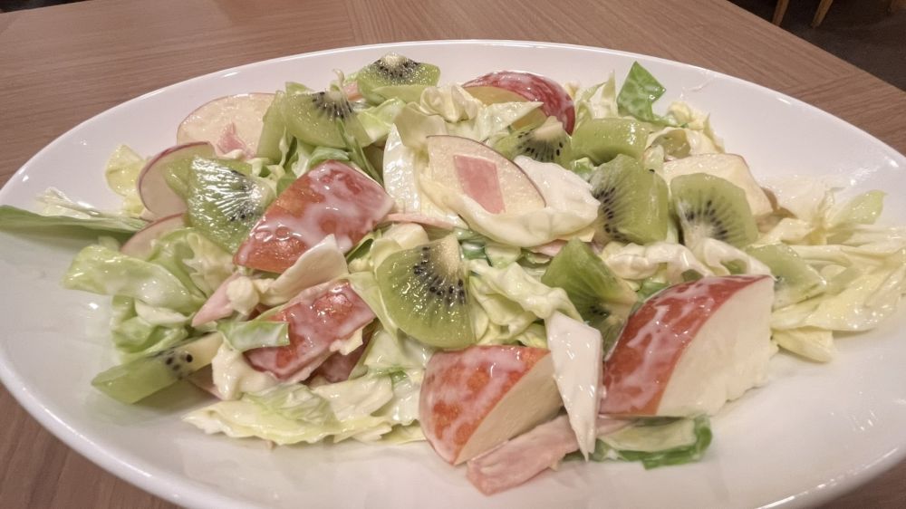 朝食【メニュー例:りんごサラダ】