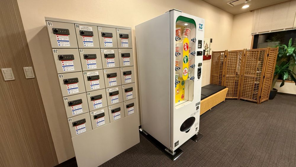 貴重品ロッカー/即席カップ麺自動販売機