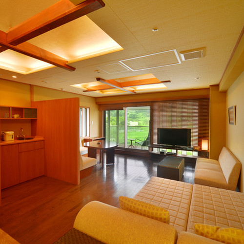 [Guest room with semi-open-air bath, Kasuga Beni] featuring a spacious floor