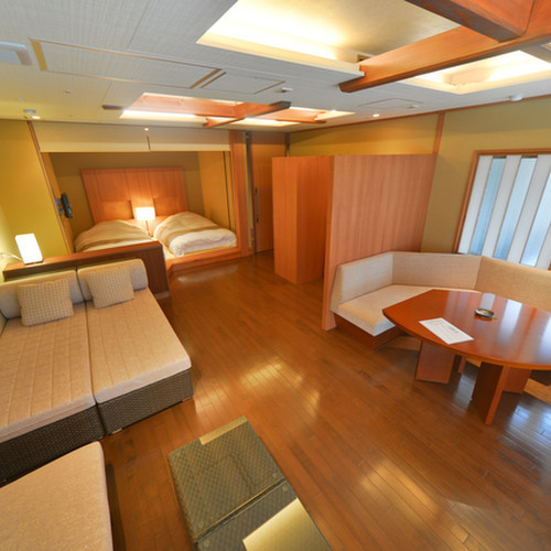 Kamar tamu dengan pemandian semi-terbuka "Kasuga Beni" [Kamar tamu dengan pemandian semi-terbuka, Kasuga Beni] menampilkan lantai yang luas