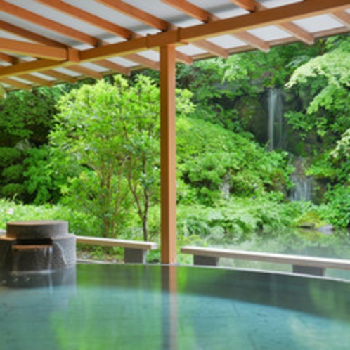 日本庭園を眺め、静かに流れる滝の音を聞きながらお寛ぎ頂ける【水心鏡・満月風呂】