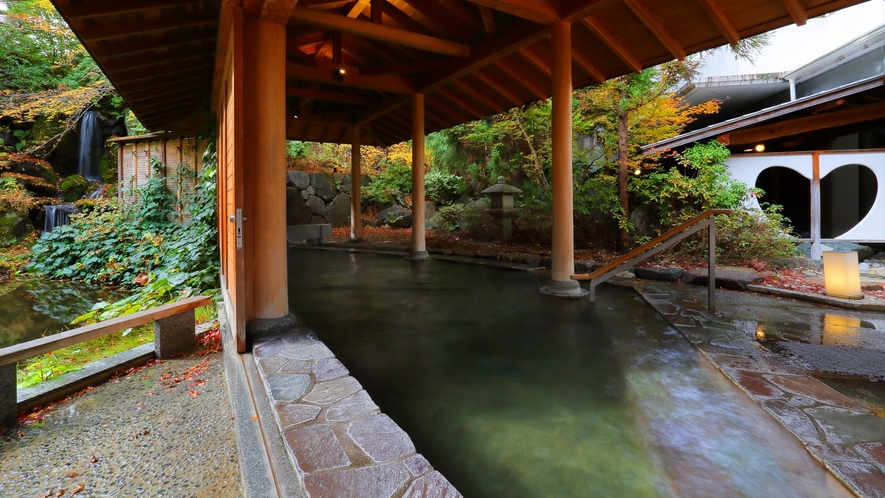 四季折々の庭園が美しい【月宮殿・露天風呂】