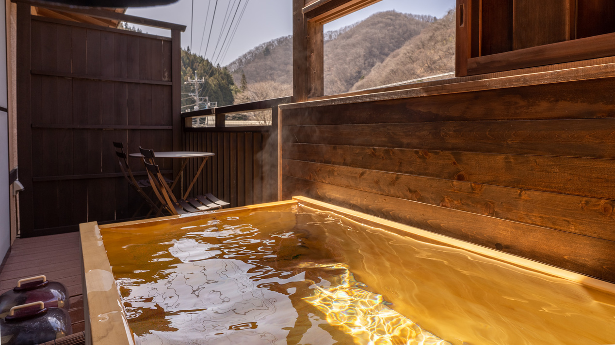 露天風呂付き客室【亀】の温泉、木曽檜の浴槽